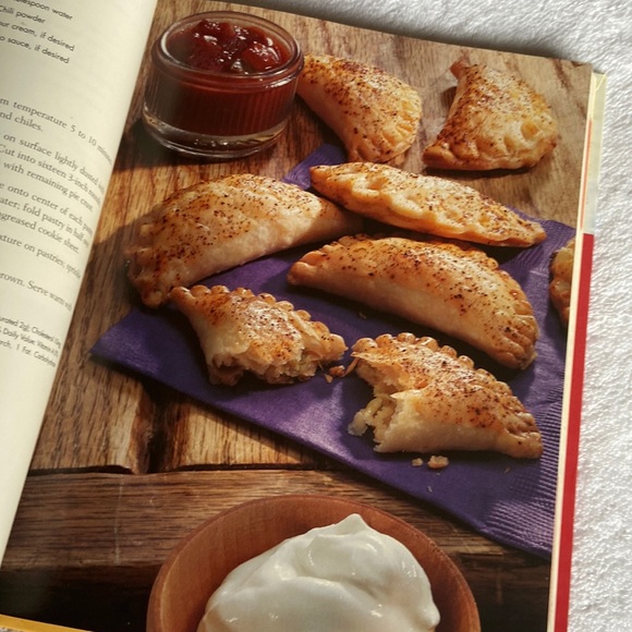 Betty Crocker Celebrate! Book,  A Year-Round Guide to Holiday Food and Fun 2004 - Picture 7 of 15